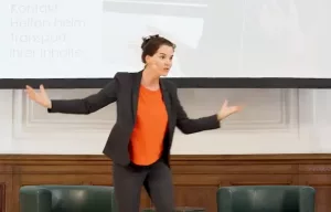 eva-berner-klemt-sprechatelier-rhetorik-praesentation Eva Berner-Klemt in Action bei einem Vortrag